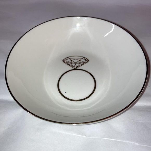 MCM style 4" ceramic ring dish plate, gold rim and gold diamond ring graphic - Picture 2 of 4